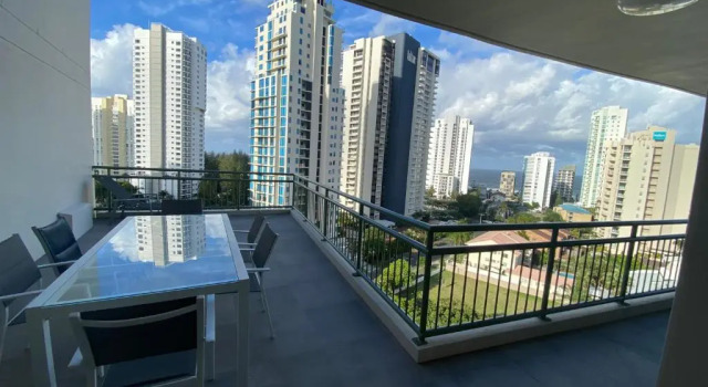 Апартаменты с 3 комнатами с видом на воду The Meriton Apartments on Main Beach
