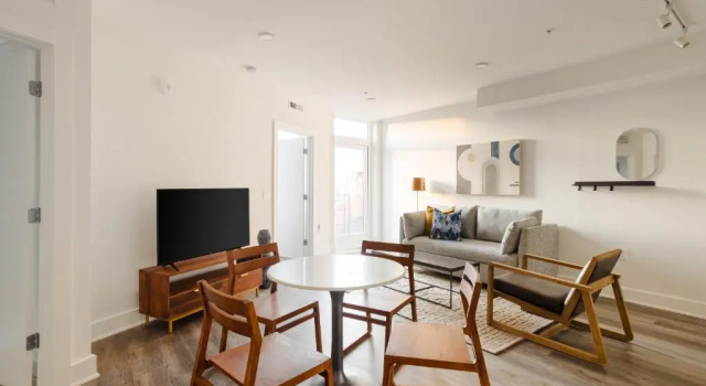 Апартаменты с балконом Reside Navy Yard, a Wyndham Residence