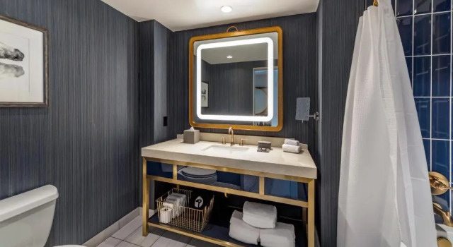 Четырёхместный номер Deluxe Omni Oklahoma City Hotel