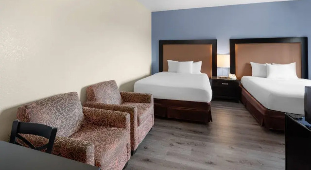 Четырёхместный номер Standard с балконом Days Inn by Wyndham Mackinaw City - Bridgeview Area
