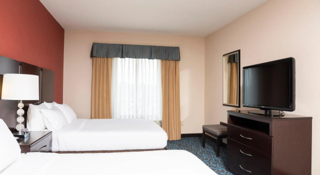 Четырёхместный номер Standard Holiday Inn Express Hotel & Suites New Philadelphia by IHG