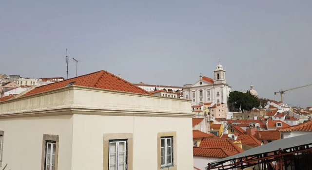 Stylish Lisbon Apartment in Alfama w/ Heating, Забронировать Апартаменты/квартира Санта-Мария-Майор Лиссабон, рядом с Замок Святого Георга
