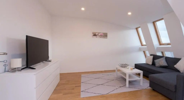 Sunny & cozy Penthouse with Balcony DG3, Rezerwuj Hotel Hotele w Wiedeń z parkingiem, Parking