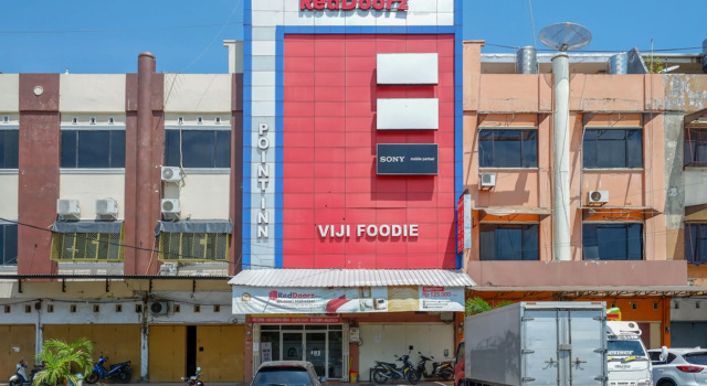RedDoorz Plus @ Losari Makassar, Prenota Hotel Makassar 