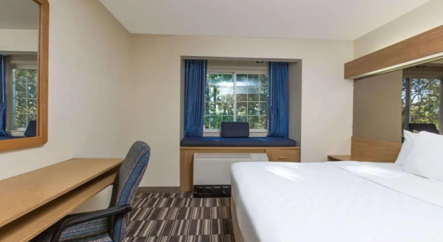 Двухместный полулюкс Baymont Inn & Suites by Wyndham Anchorage Airport