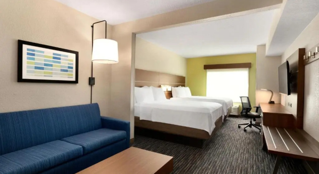Четырёхместный люкс Holiday Inn Express & Suites Pembroke Pines-Sheridan St by IHG