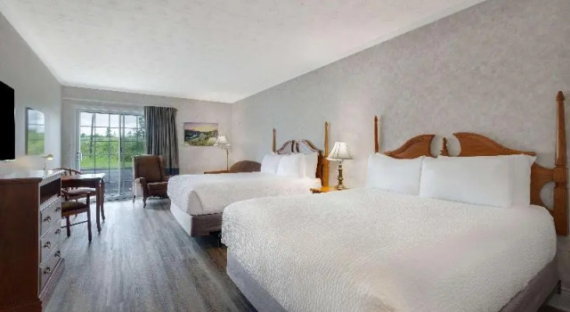 Четырёхместный номер Standard Days Inn by Wyndham Edmundston