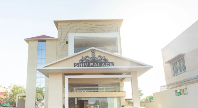 Oyo 40909 Shiv Palace, Забронировать Отель Отели штата Махараштры 3 звезды, 3*