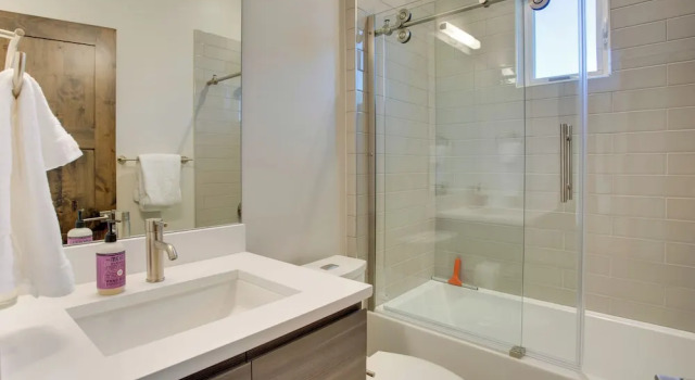 Коттедж с 4 комнатами Avon Vacation Rental w/ Hot Tub & Mountain Views!