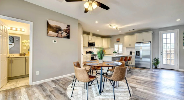 Arlington Home w/ Yard: 2 Mi to At&t Stadium!, Забронировать Дом для отпуска Отели Арлингтон с парковкой, рядом с Arlington Museum of Art, Парковка