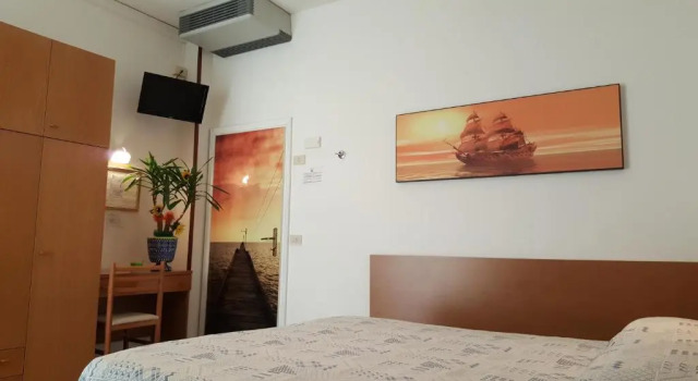 Четырёхместный номер Standard с балконом Hotel Losanna Cervia