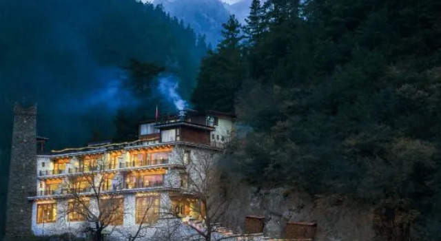 Lixian Gu'ergou Xiangjia Yuzong Homestay, Prenota Hotel Ngawa Cina