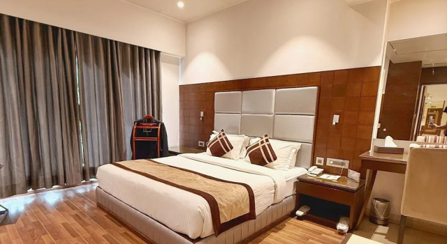 Двухместный номер Business c 1 комнатой с видом на город Sawera Grand Luxury Stay Near Golden Temple