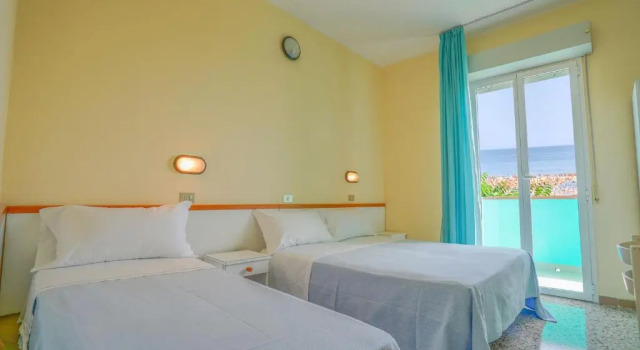 Четырёхместный номер Standard с видом на море Hotel Mondial