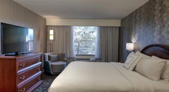 Двухместный люкс Executive c 1 комнатой Courtyard by Marriott Chapel Hill
