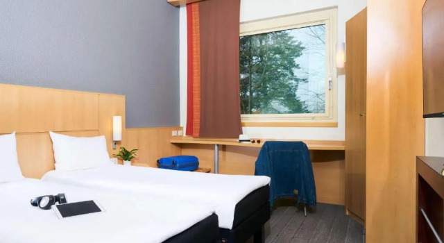 Standard Twin room Ibis Como