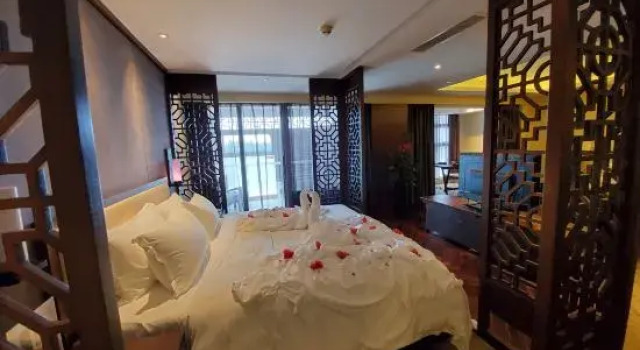Люкс Deluxe Zhangzhou Longjia Hotel