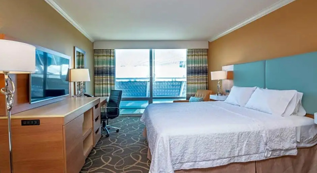 Люкс с видом на город Hampton Inn & Suites, by Hilton - Vancouver Downtown