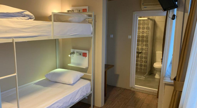 Кровать в общем номере с видом на море Antique Hostel