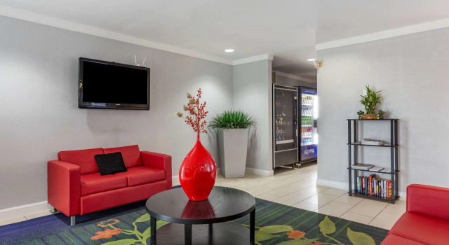 Quality Inn Fayetteville near Fort Bragg, Забронировать Отель Форт-Брэгг Северная Каролина
