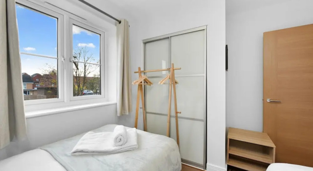 London Heathrow Living Serviced House 4 Bedrooms, 2.5 Bathrooms Up to 9 Beds