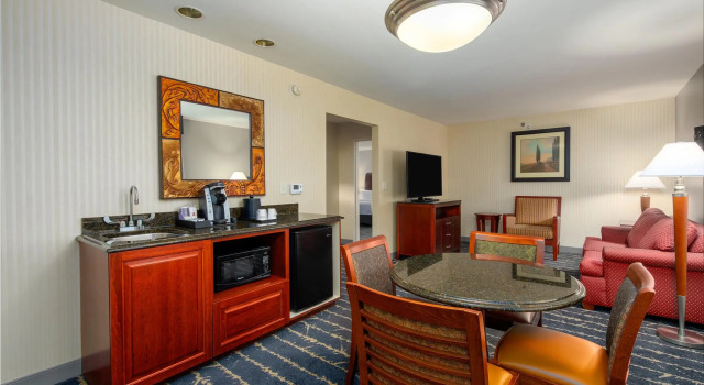 Люкс Hilton Garden Inn Milwaukee Northwest Conference Center