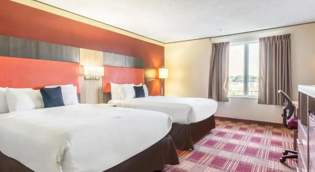 Четырёхместный номер Standard Countryside Suites Kansas City Independence I-70 East Sports Complex Hotel