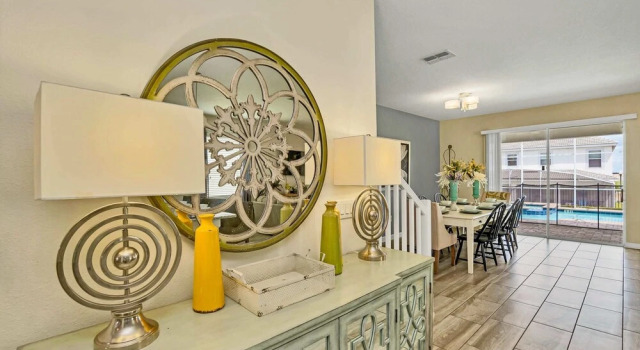 Stunning and Spacious Home Near Disney, CDC Standards #rcg8521, Buchen Sie Ferienhaus Hotels in Four Corners mit Pool, Schwimmbad