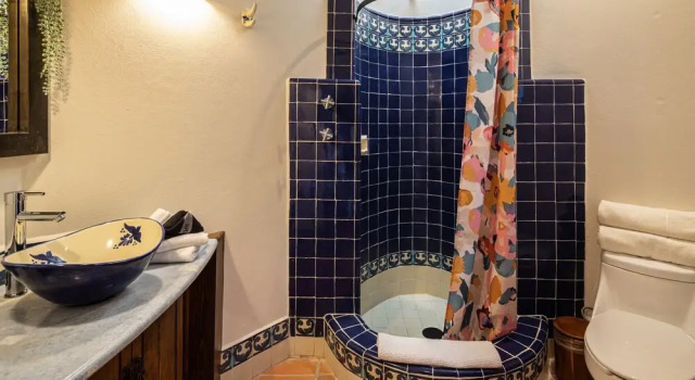 Вилла Luxury Rooftop Jacuzzi! Country-style 4 Bedroom Cottage