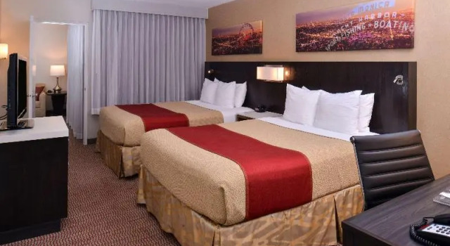 Четырёхместный номер Standard с балконом Best Western Royal Palace Inn & Suites