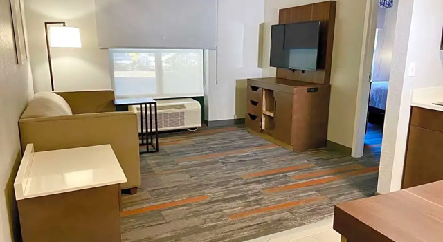 Двухместный люкс с балконом Hampton Inn & Suites Phoenix-Goodyear
