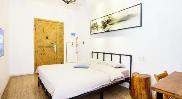 Двухместный номер Standard с видом на сад Over the Mountain Hostel