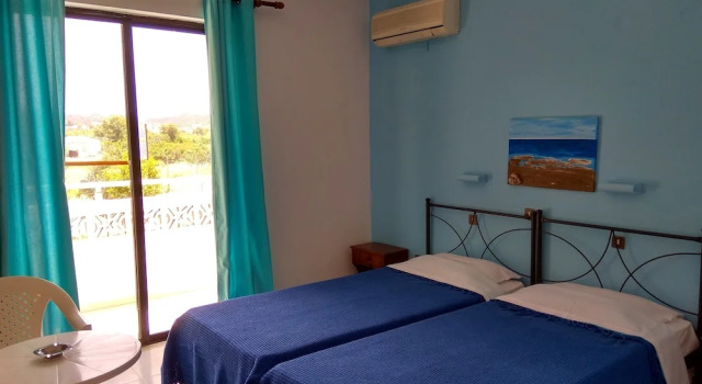 Двухместный номер Standard с балконом Dolphin Apartments