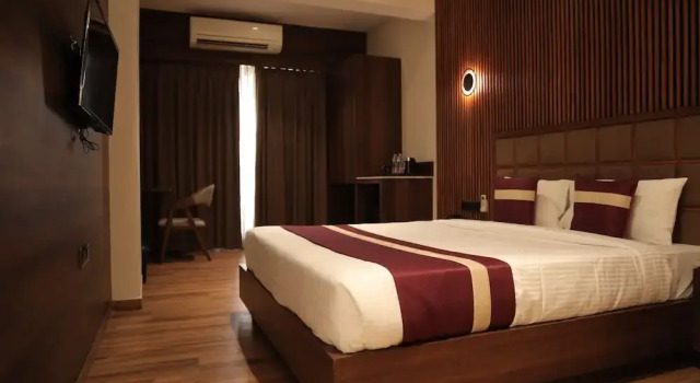 Hotel Vivotel, Rezerwuj Hotel Hotele w Surat z parkingiem, Parking