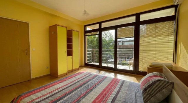 Huge Apartment with a Garden in the City Center, Забронировать Апартаменты/квартира Апартаменты Pristina County, Апартаменты/квартира