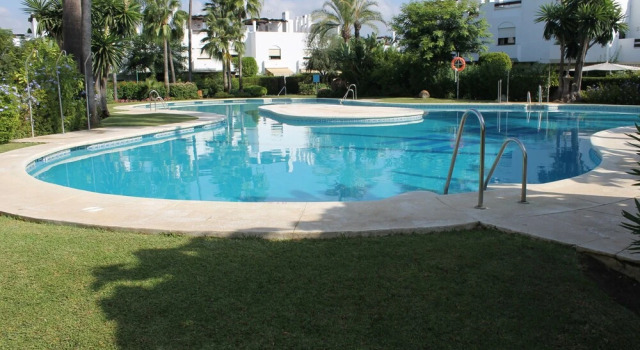 San Pedro, Marbella, Guadavillas Beach Resort. 5 Bed 5 Bath House, Забронировать Вилла Отели Марбелья с парковкой, рядом с Playa de Cortijo Blanco, Парковка