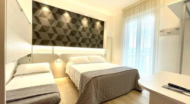 Трёхместный номер Standard Hotel Eiffel