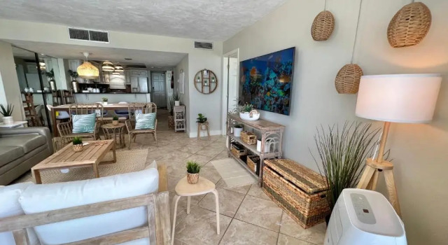 Апартаменты Lovely Ocean front for 5; It sleeps up to 12.