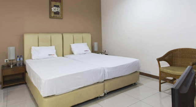 RedDoorz near Gondangdia Station, Book Hotel Menteng Jakarta