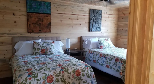 Bluff Gardens Cabins, Book Hotel Hoteller i Bluff med parkering, nær Bluff Fort, Parkering