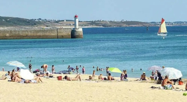 Rural holiday home near beach, culture and recreation in the tip of Brittany, Rezerwuj Hotel  