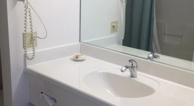Четырёхместный номер Deluxe с видом на озеро Parkside Inn Bridgeview