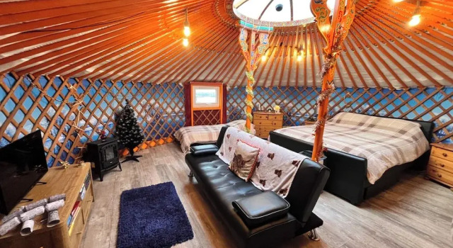 Номер Standard Orange Yurt With Hot Tub- Sleeps 4, Parking & Pets