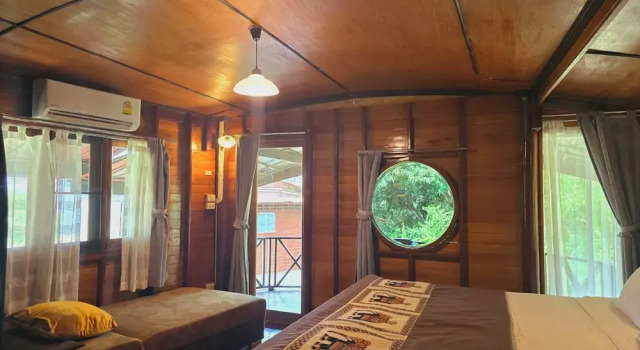 Номер Deluxe с балконом Kaengkrachan Boathouse Paradise Resort