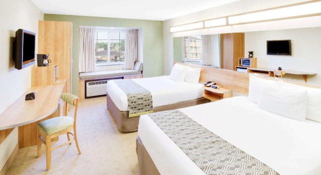 Четырёхместный номер Standard Microtel Inn & Suites by Wyndham Saraland
