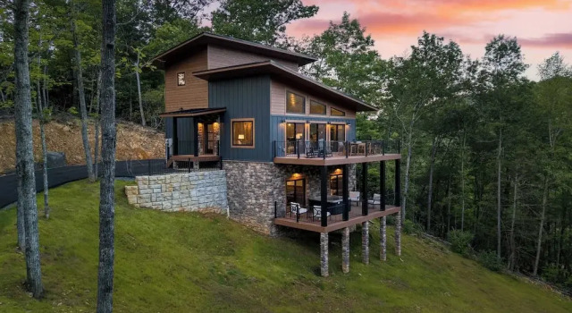 Коттедж Luxe Cabin w/ Hot Tub, Views & Game Room Sleeps 10 Do Good Holler by Avantstay