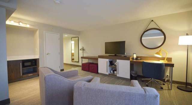 Одноместный люкс с 2 комнатами Hampton Inn Salem East - Electric Road