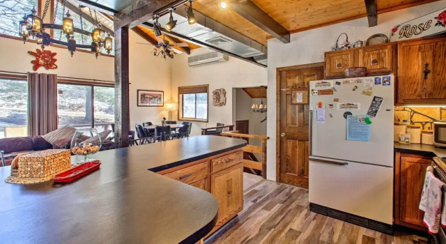 Коттедж Swiss-style Chalet w/ Fireplace - Near Story Land!