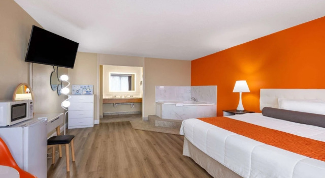Двухместный люкс Howard Johnson by Wyndham Salem Hotel & Conference Center