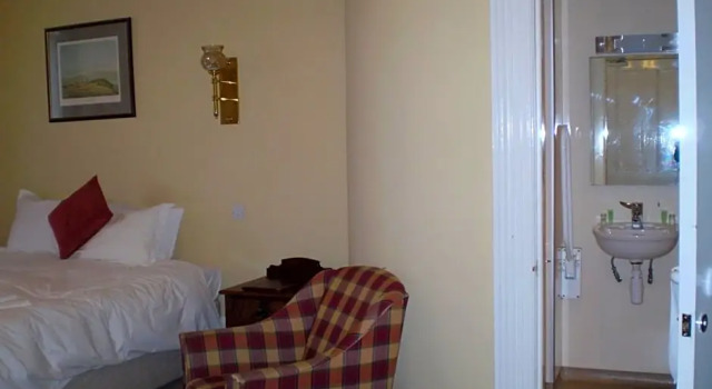 Номер Luxury The Guards Hotel